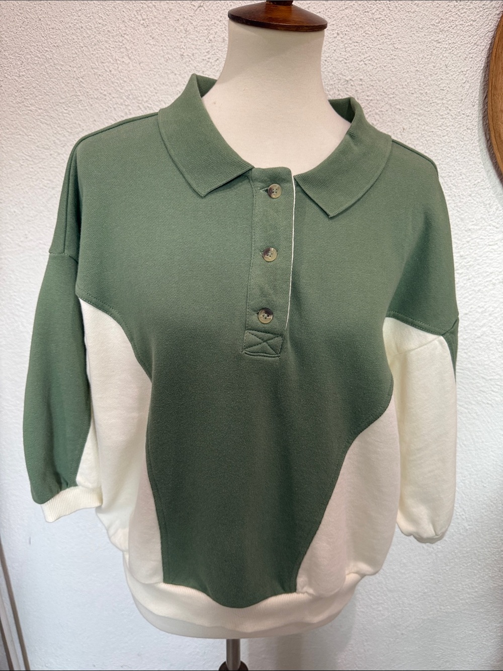 Polo-Style Contrast Sweatshirt in Olive Green and Cream